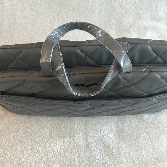 NWT, Gilda Paris Quilted Weekender Bag.Gray - Picture 2 of 11